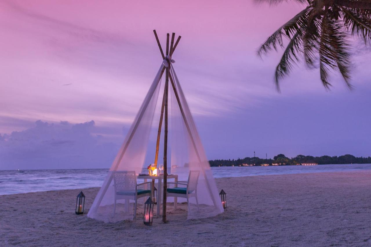 Malahini Kuda Bandos Resort Hulhumale Esterno foto A beachside dining experience at The Residence, Phuket