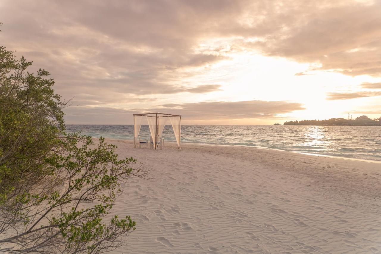 Malahini Kuda Bandos Resort Hulhumale Esterno foto Sunset at the beach