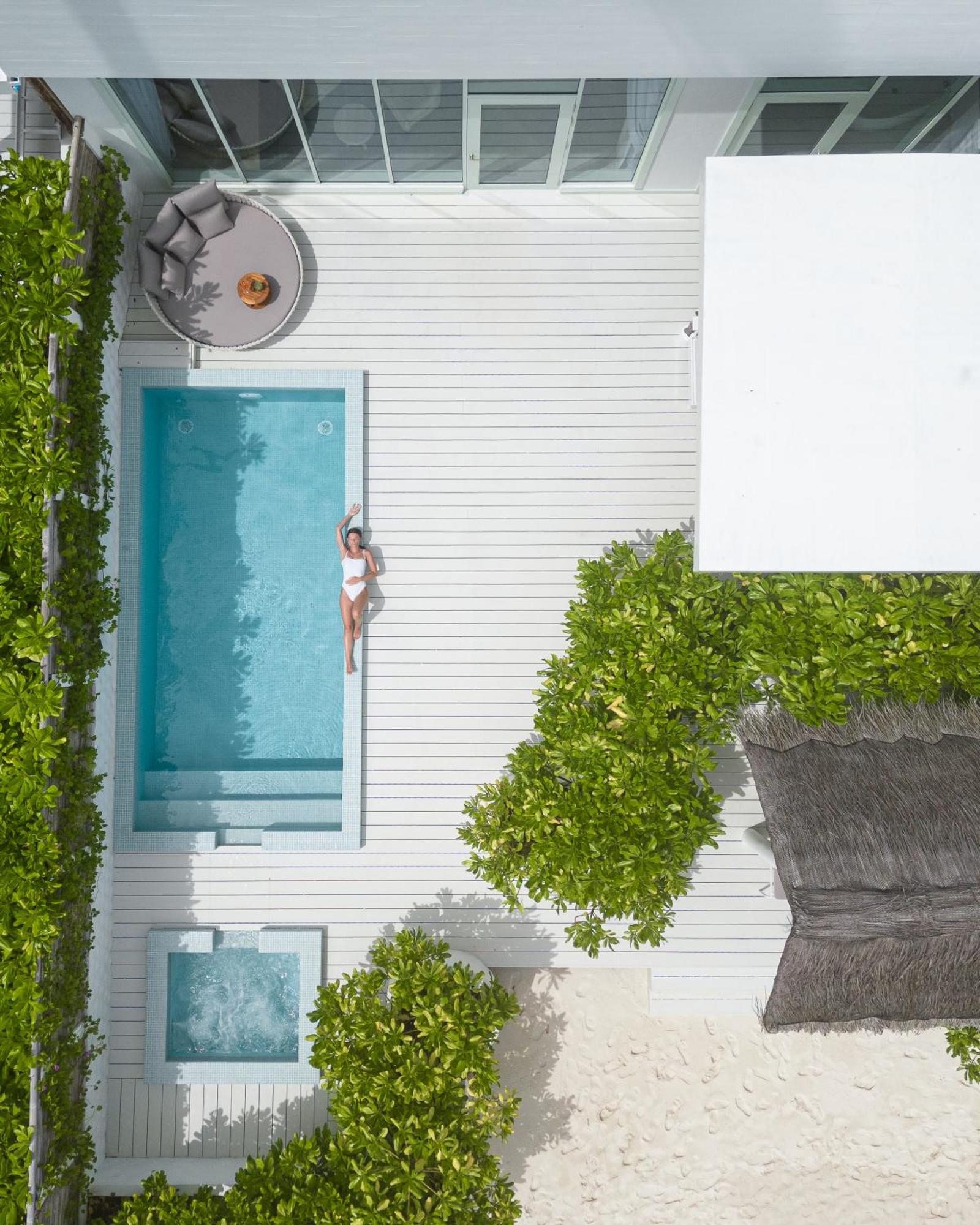 Malahini Kuda Bandos Resort Hulhumale Esterno foto Aerial view of a pool